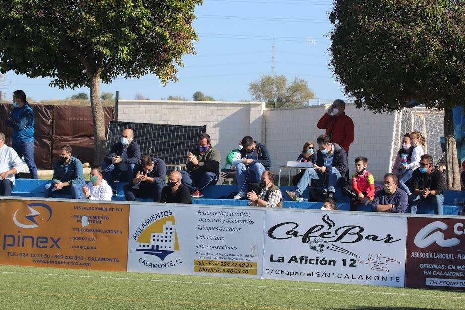 Las gradas del estadio volvieron a ser ocupadas por multitud de aficionados que respetaron la distancia de seguridad/CD Calamonte