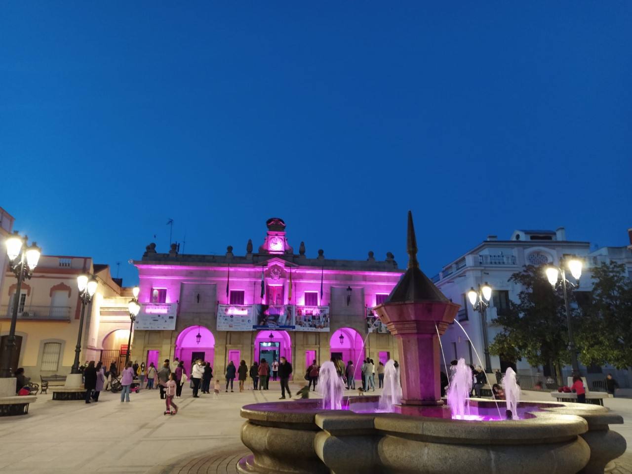 Otra imagen desde otro ángulo de la plaza de España en Guareña donde el color de la iluminación en honor del Día de las mujeres.