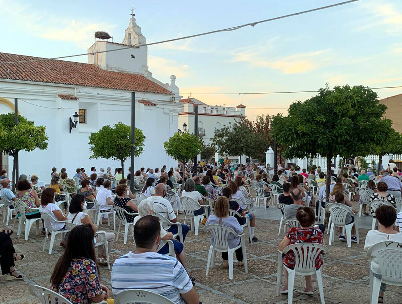 Aspecto del atrio de la Ermita durante la eucaristía