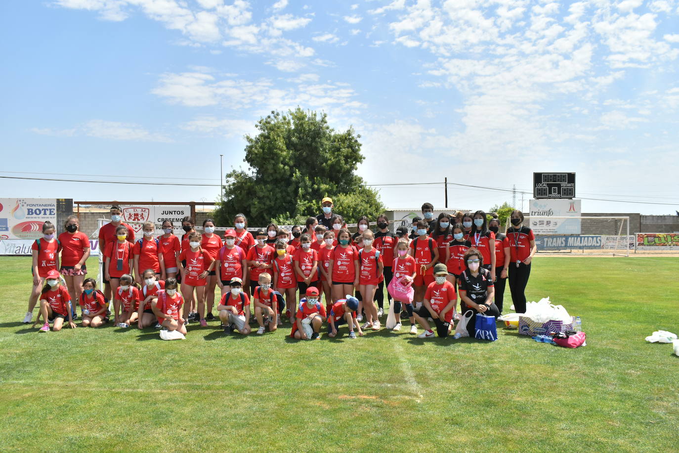 El Estadio Municipal de Miajadas acogió el 'X Día del Minivoley de Extremadura', en el que se dieron cita unos 340 jugadores prebenjamines, benjamines y alevines llegados desde Cáceres, Badajoz, Mérida, Coria, Usagre, Almendralejo, Brozas, Torrejoncillo, Ribera del Fresno, Madrigal de la Vera, Villanueva del Fresno y Miajadas. El césped fue dividido en diez canchas en las que disputaron distintos partidos de manera simultánea desde las 10 de la mañana hasta las 12:30, debido a las altas temperaturas. Al finalizar la jornada cada jugador recibió una medalla por parte del presidente de la Federación Extremeña de Voleibol, José Carlos Dómine, el vicepresidente Antonio García, y el alcalde de Miajadas, Antonio Díaz.