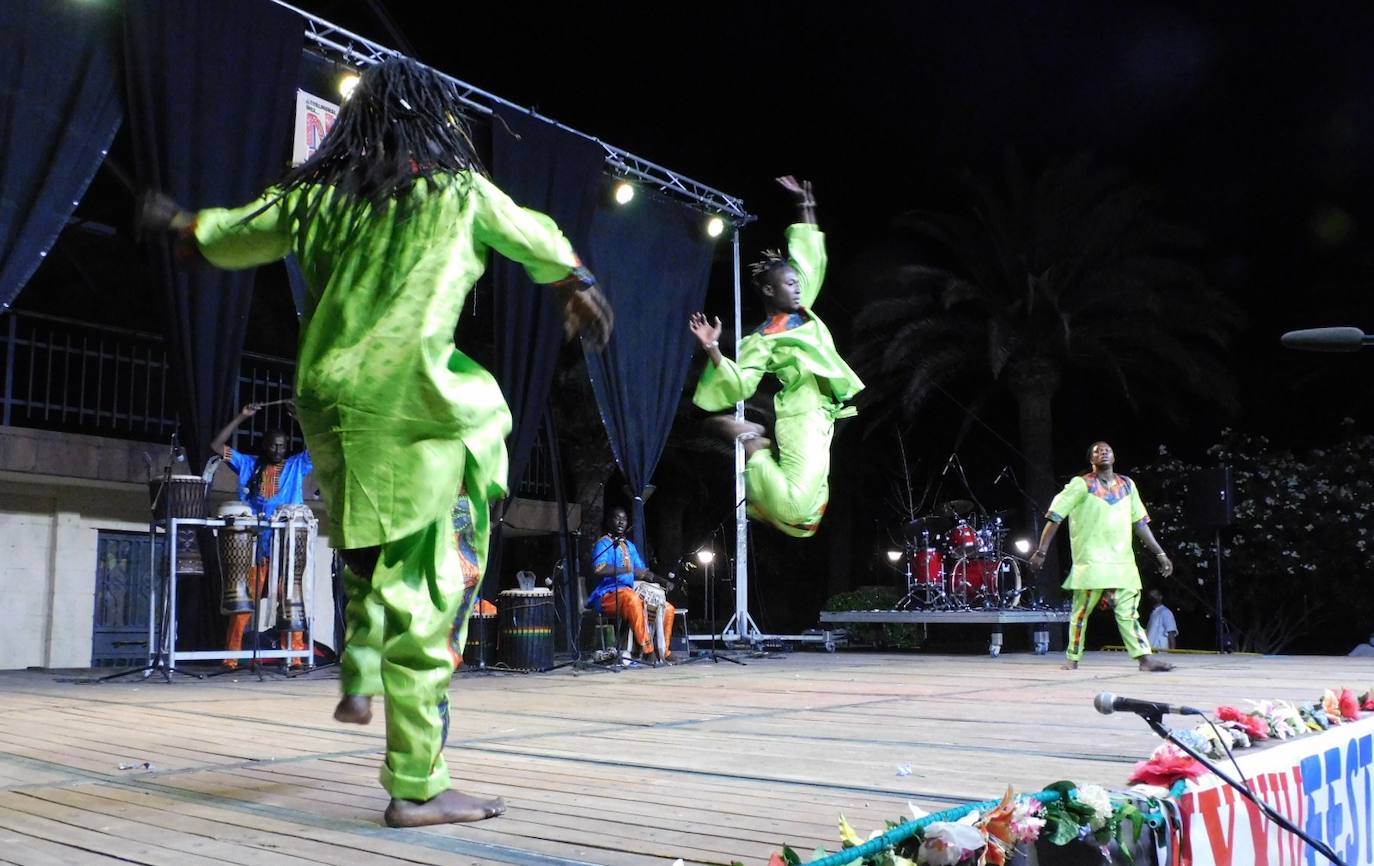 Los frenéticos bailes del grupo senegalés