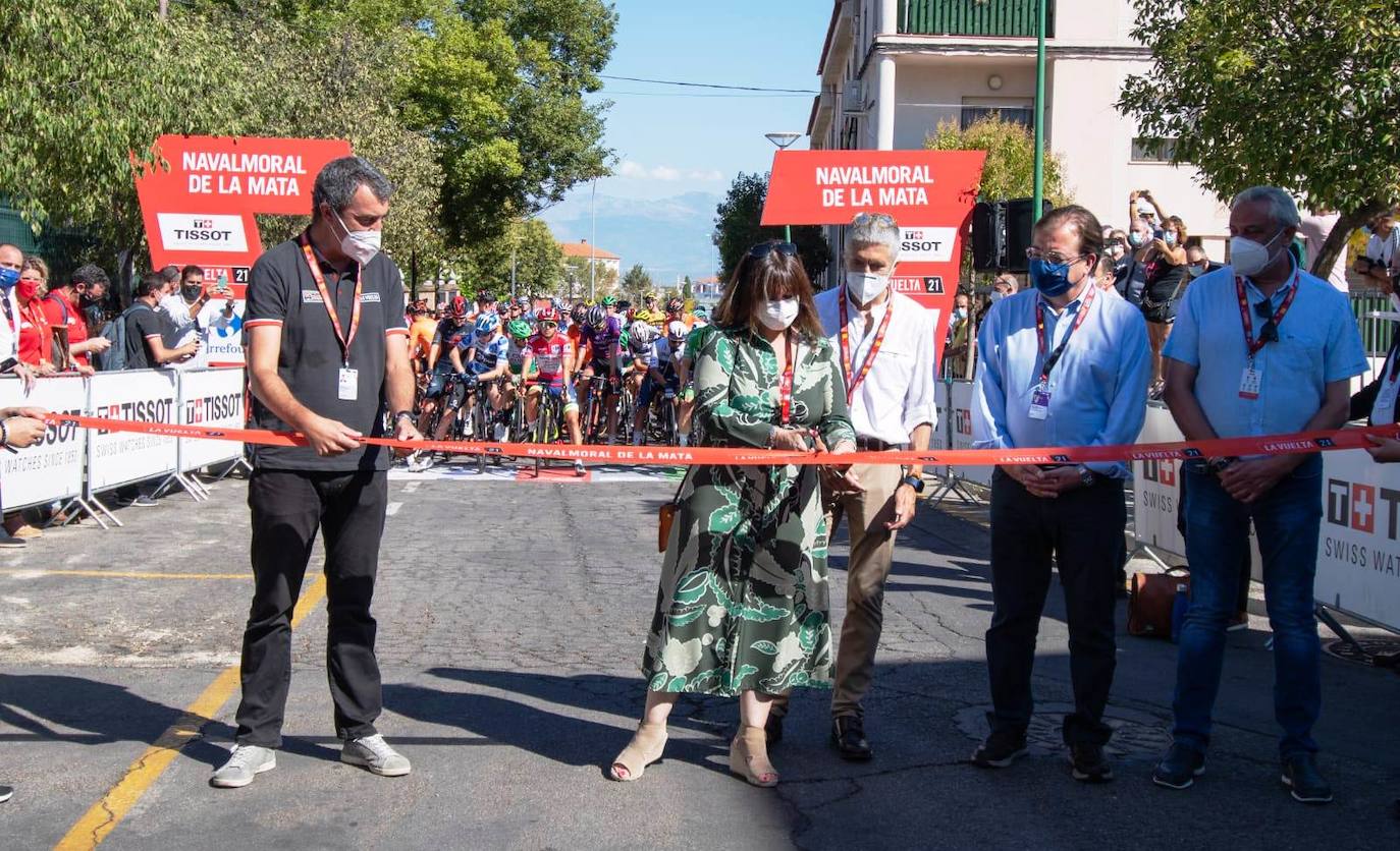 El habitual corte de cinta a la salida por parte del alcalde, bajo la mirada de Grande Marlaska y Fernández Vara
