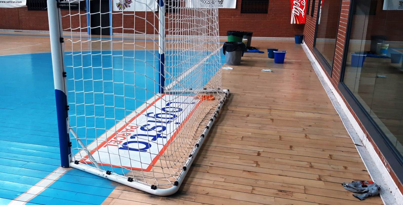 Cubos en la zona encharcada por el agua