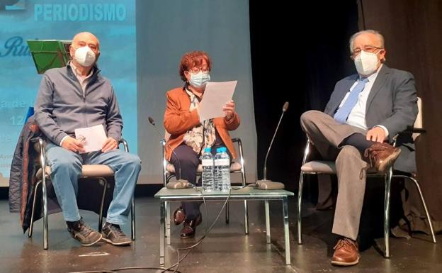 Teófilo González Porras y José Julián Barriga con la presentadora del acto, Rosa Bautista