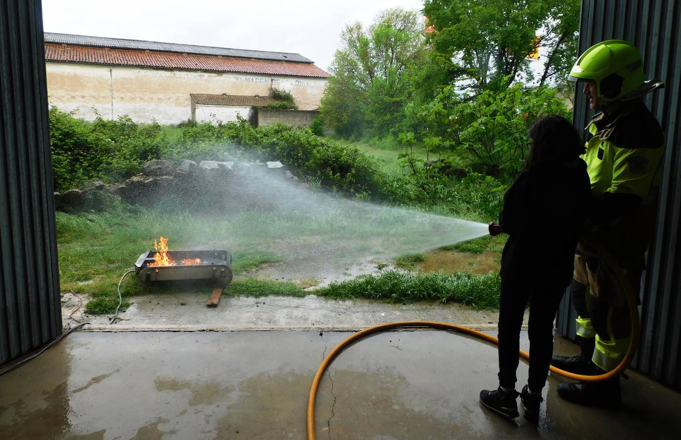 Los escolares aprendieron cómo apagar un fuego