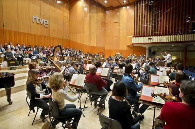 Ensayo de la Orquesta Sinfónica de RTVE con la que tocarán los ganadores del nuevo concurso 'Clásicos y reverentes'. :: R. C./