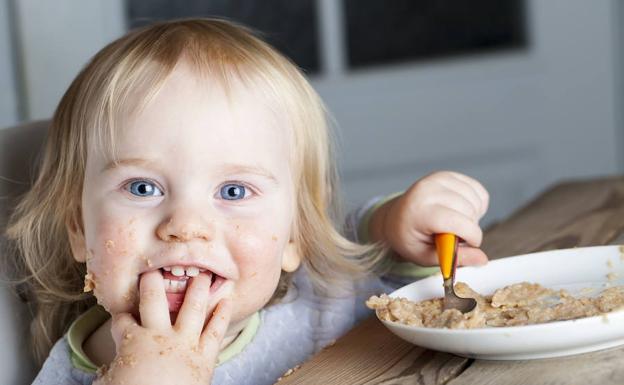 Con el Baby-Led Weaning al bebé no se le dan alimentos triturados. /