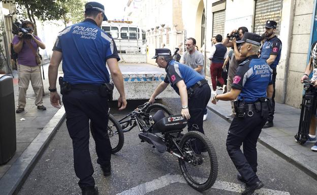 Agentes policiales con la bicicleta robada./EFE