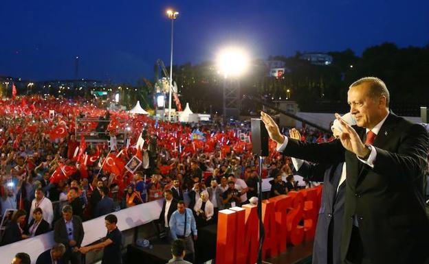 Erdogan saluda a sus seguidores/Afp