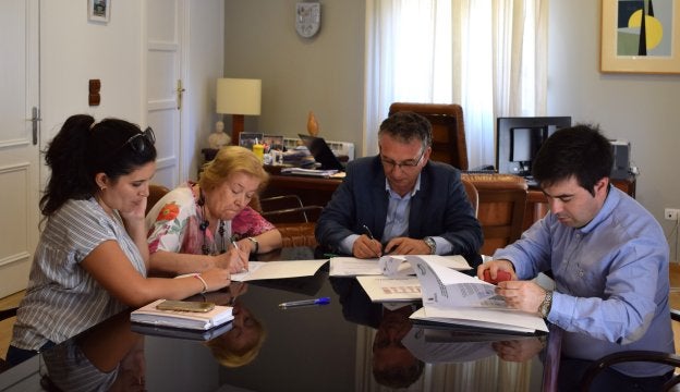 Firma del convenio con la asociación Ozanam. :: e. d./