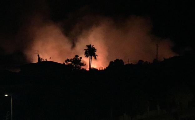 El fuego calcinó 15 hectáreas entre la urbanización Los Lebratos y el cuartel militar de Sancha Brava/