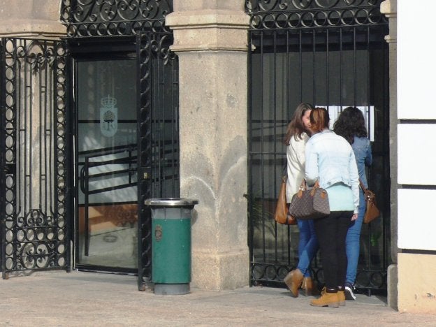 Solicitantes de plazas a las puertas del Ayuntamiento. :: MAM/