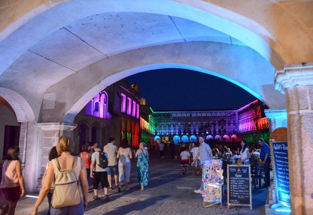 La Plaza de España pacense también contó con nuevos elementos de iluminación.