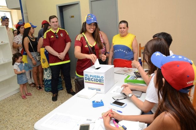 Venezolanos ayer durante la votación en Badajoz. :: c. moreno