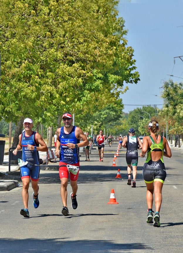 Participantes durante el segmento a pie del Triatlón de Coria. / KARPINT