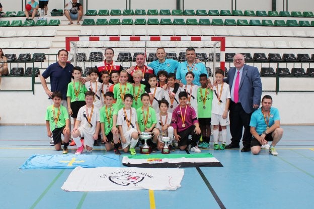 El Benjamín del Flecha Negra posa con el campeonato de España recientemente ganado. :: CP Flecha Negra