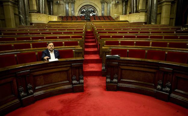 Junqueras ocupa su escaño. /Quique García (Efe)