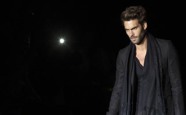 Kortajarena presenta una creación de la colección de Roberto Verino. /Susana Vera (Reuters)