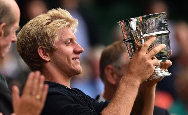 Davidovich, con la copa del Wimbledon Júnior. /Afp