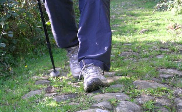 Un hombre hace senderismo. /Archivo