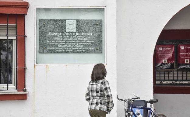 Placa de homenaje a Francisco Franco en la localidad pacense de Guadiana del Caudillo