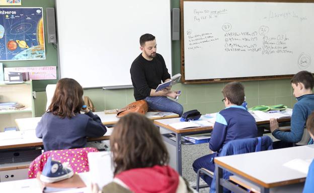 Una clase con alumnos, foto de archivo. ::HOY/