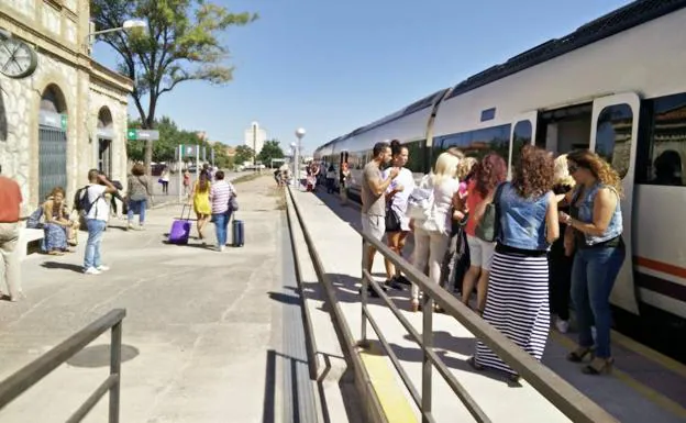 Pasajeros del trayecto Madrid -Huelva salen del vagón tras la avería.