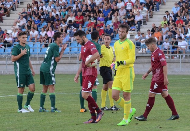 Guzmán coge el balón para lanzar el penalti ante el portero emeritense del Betis B Sergio Tienza. :: C. M.