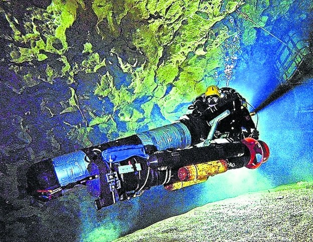 Los espeleobuceadores, en la boca de la cueva y bajo el agua con sus propulsores. :: Facebook pozo azul