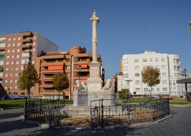 Memoria de Menacho, en el baluarte de Santiago. Han atacado los leones y los relieves.