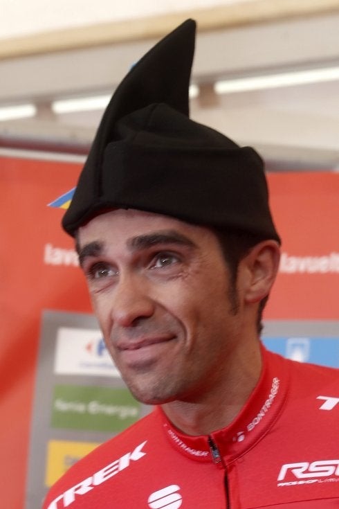 Contador, emocionado, posa con su segunda montera picona. :: efe