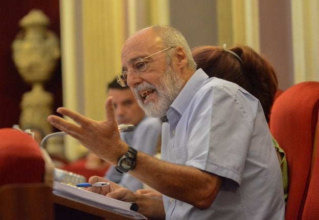 Remigio Cordero, portavoz del grupo de Podemos, durante su intervención ayer en el pleno. :: c. moreno