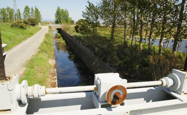Imagen de archivo de un canal de regadío en Extremadura.