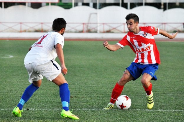 Adri, encarando a un jugador del Pueblonuevo. :: e. d.