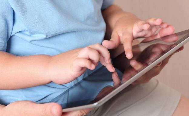Los padres deben vigilar los dispositivos de sus hijos./Archivo