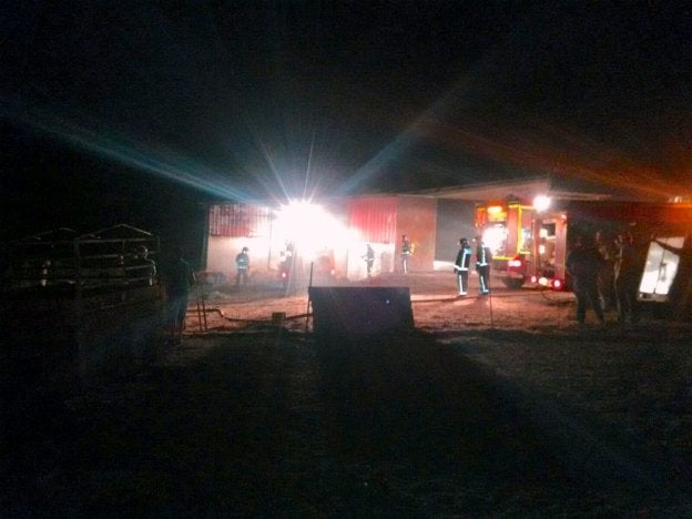 Los bomberos voluntarios sofocan las llamas en una nave. :: I. A