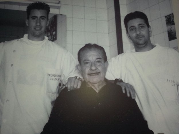 Momento en el que tiraban el local de la barbería y al derecha, Julián Gómez Díaz junto a su hijo y su nieto. :: g. c./Hoy