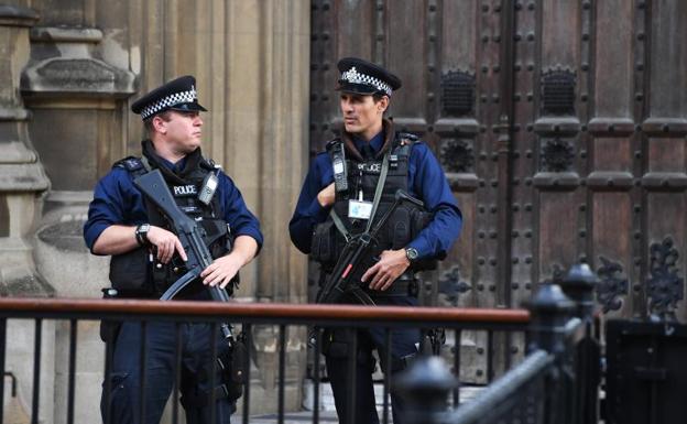 Dos policías británicos patrullan en una calle de Londres./Facundo Arrizabalaga (Efe)