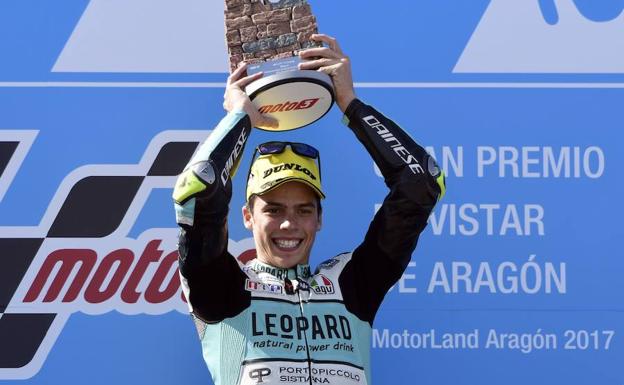 Joan Mir celebra su victoria en MotorLand Aragón./AFP