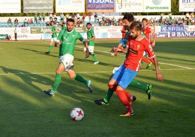 Curro y Javi Sánchez tratan de taponar una internada del grana Fran Carnicer. :: fran horrillo/