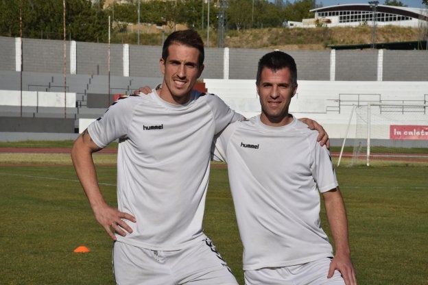 Aarón Fernández y Sergio Sánchez, ayer en el Municipal de Plasencia. :: PALMA/