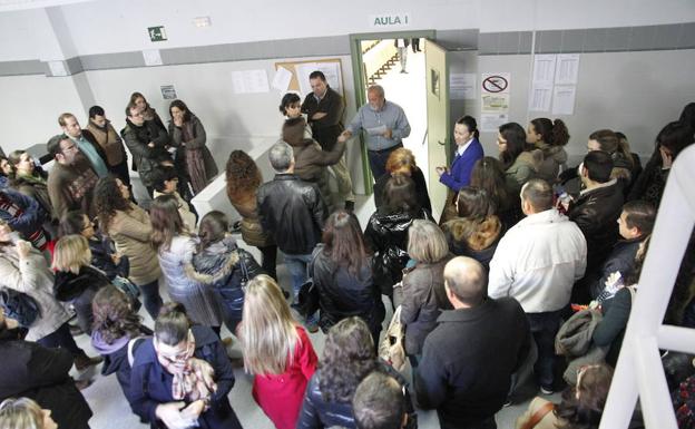 Opositores esperan, en una imagen de archivo, para hacer un examen de acceso al SES. /Hoy