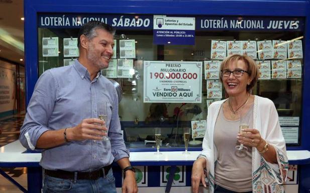 Propietarios del despacho de lotería que ha vendido el boleto agraciado::EFE/