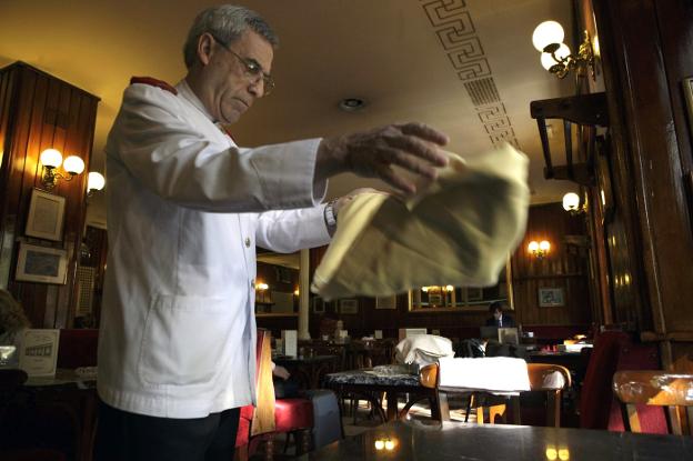 Un camarero trabajando en una cafetería. :: elvira megías/