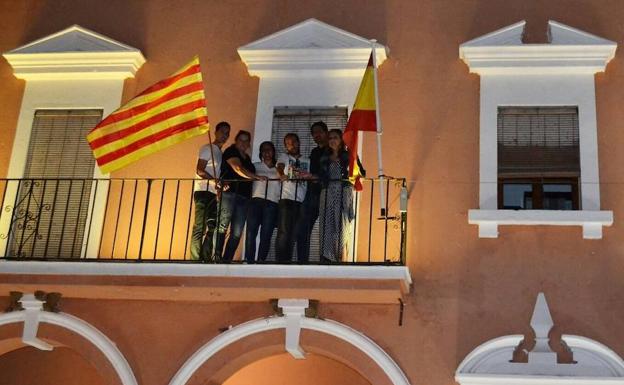 Izado de la bandera catalana en el balcón del Ayuntamiento de Villanueva del Fresno:: HOY/