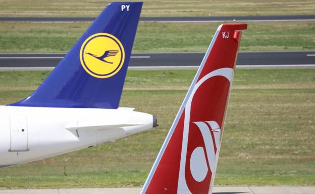 Un avión de Lufthansa y otro de Air Berlin. /Afp