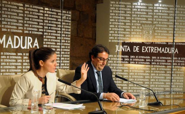 Isabel Gil Rosiña y José María Vergeles, es una rueda de prensa este martes 17 de octubre./BRÍGIDO