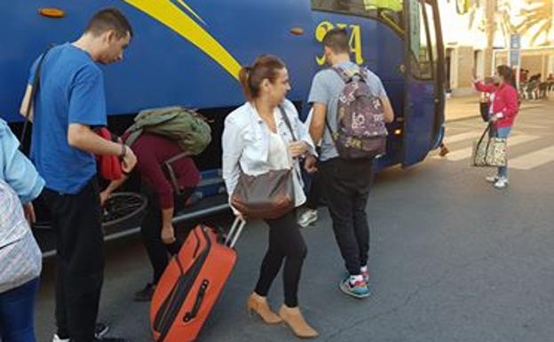 Algunos de los viajeros que hoy han hecho su ruta en autobús por las averías de los trenes/HOY