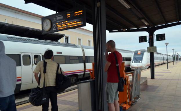 Viajeros en la estación de tren de Mérida:: HOY/