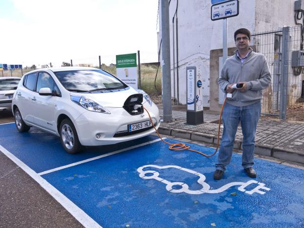 Juan Manuel Moya carga su coche eléctrico dentro de la ciudad, en una imagen de archivo. :: hoy/
